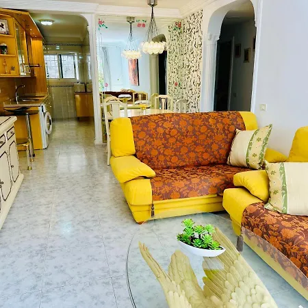 - Spacious Beachside Apartman *