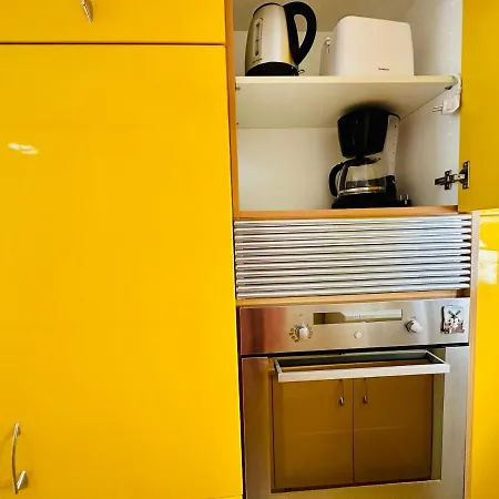 - Spacious Beachside Apartman