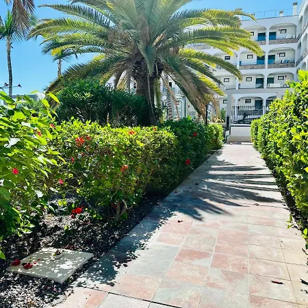 - Spacious Beachside Apartman